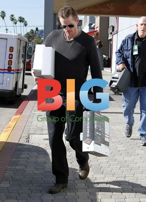 Eric Dane Picks Up Packages
