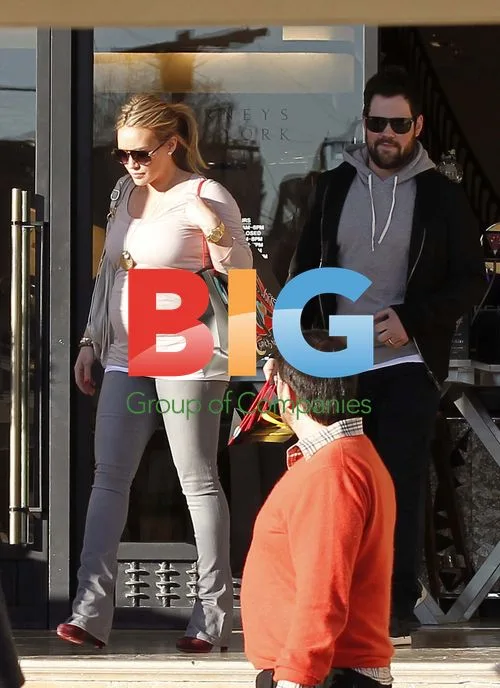 Hilary Duff and Mike Comrie Christmas Shopping