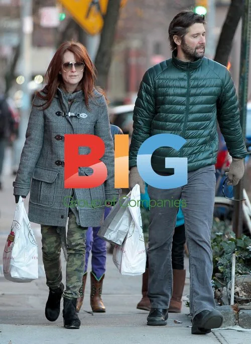 Julianne Moore and Bart Freundlich with daughter Liv