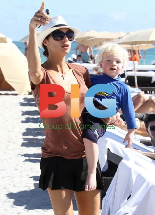 Lilly Kerssenberg takes son to Miami beach