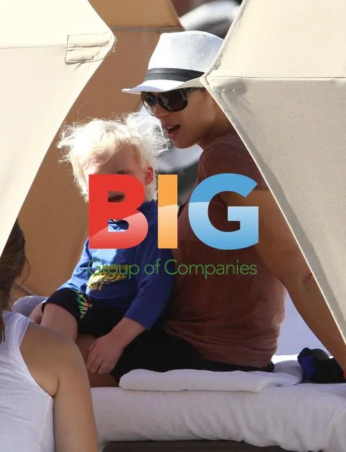 Lilly Kerssenberg takes son to beach in Miami