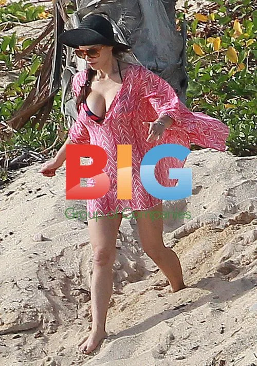 Lauren Sanchez with Kids at Beach