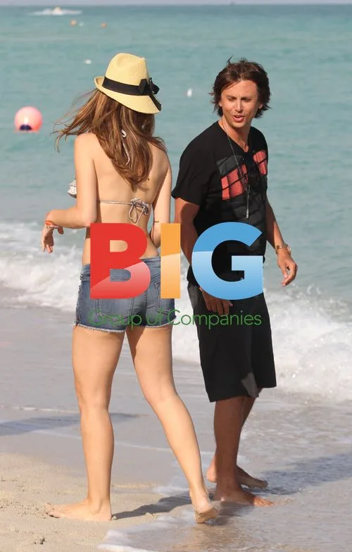 Maria Menounos beaming on Miami beach
