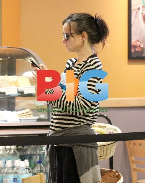 Juliette Lewis at LAX, no makeup
