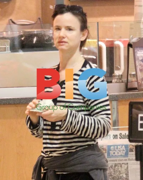 Juliette Lewis Arriving at LAX