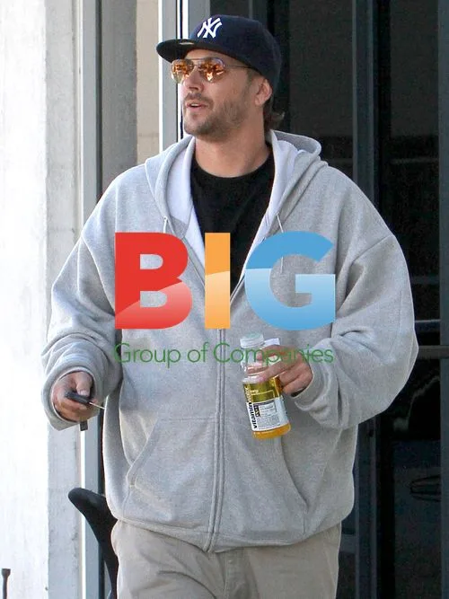 Kevin Federline out with girlfriend