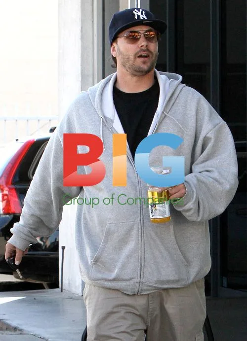 Kevin Federline out with girlfriend