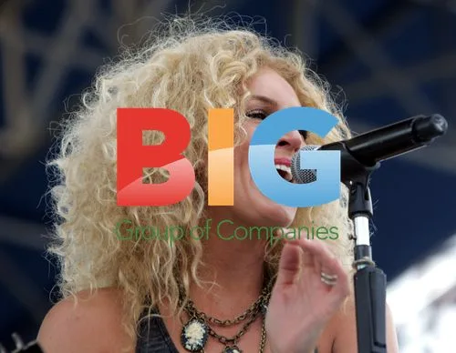 Kimberly Schlapman of Little Big Town Performs