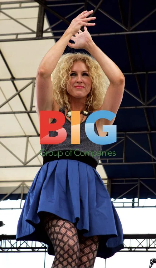 Kimberly Schlapman with Little Big Town Performs