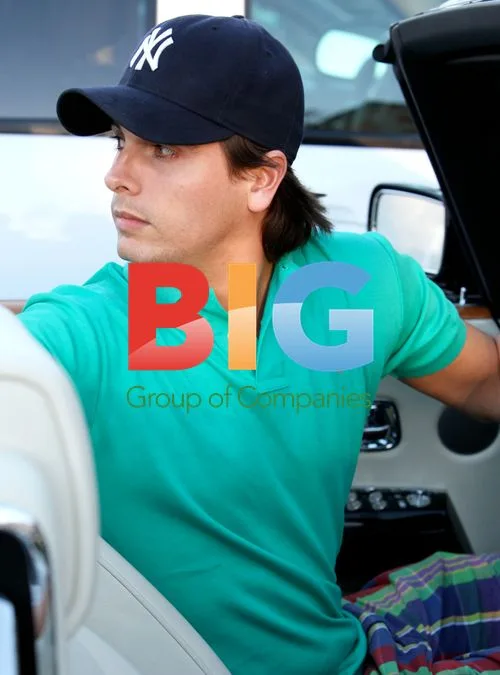 Scott Disick Shopping at The Commons
