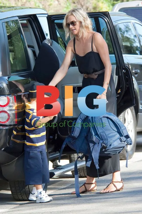 Sarah Murdoch takes sons to school