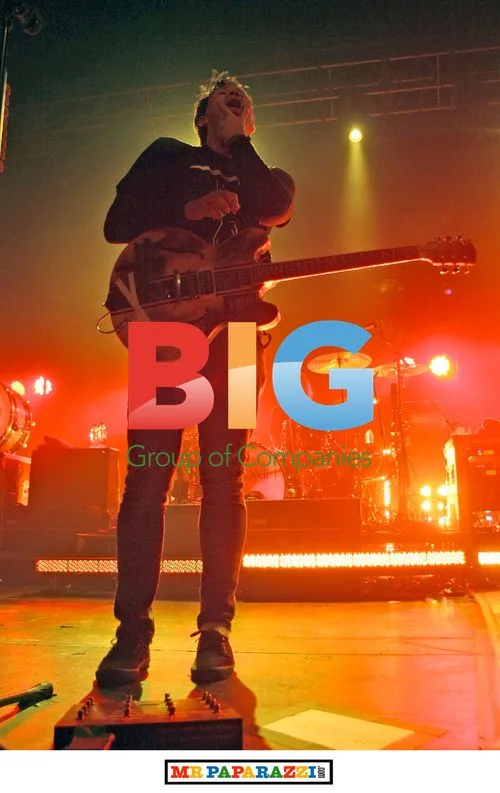 Tom Delonge Performs with Angels and Airwaves