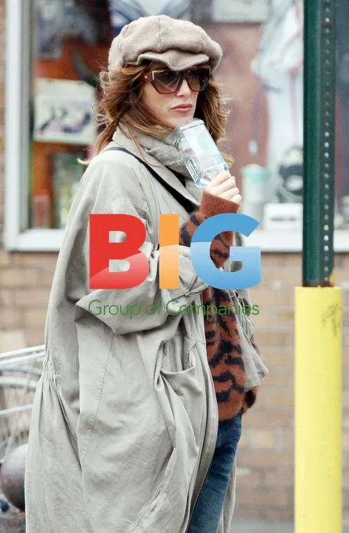 Jennifer Esposito Hailing Cab in NYC