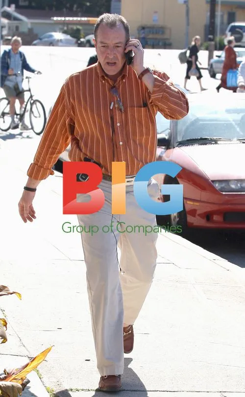 Michael Lohan Leaves Lindsay Lohan's Apartment