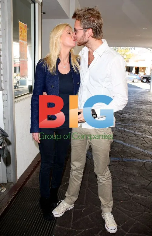 Tara Reid and boyfriend at restaurant