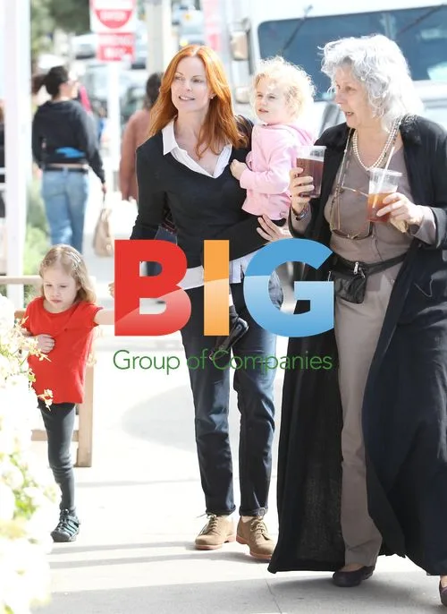 Marcia Cross shops with daughters