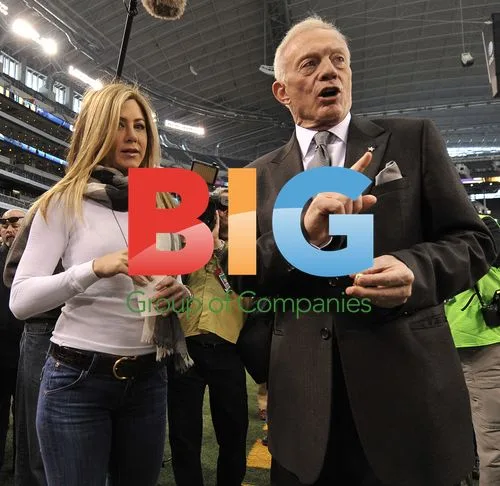 Jennifer Aniston and Jerry Jones at Super Bowl XLV