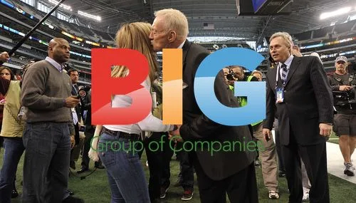 Jerry Jones kisses Jennifer Aniston at Super Bowl XLV
