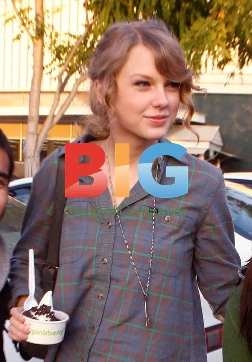 Taylor Swift at Pinkberry in Beverly Hills
