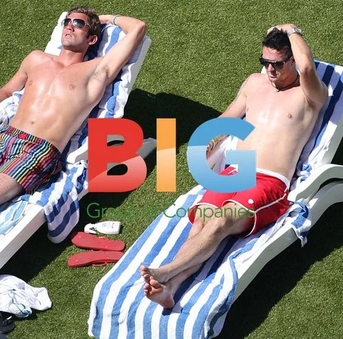 Kevin Pieterson and Liam Plunkett relax poolside