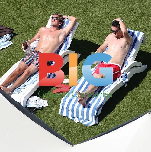 Kevin Pieterson and Liam Plunkett relax pool side