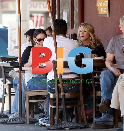 Carrie Underwood Spotted at Kings Road Cafe