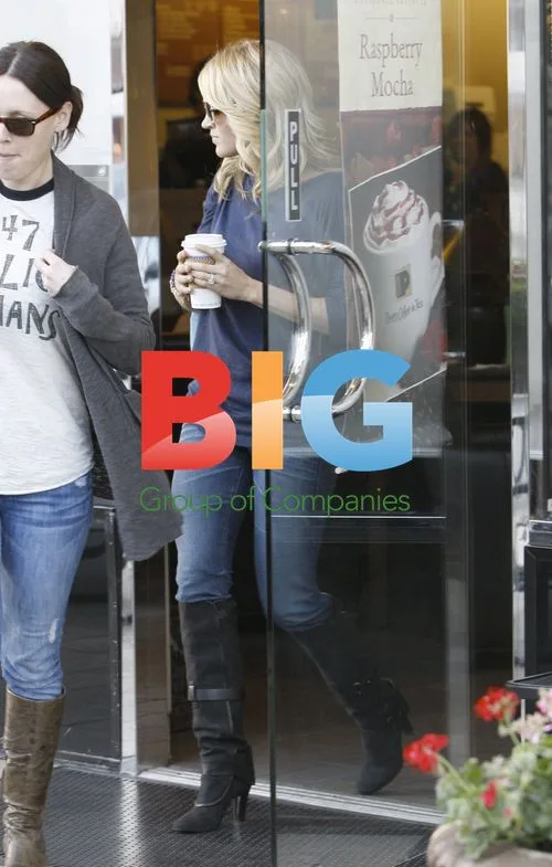 Carrie Underwood Spotted at Kings Road Cafe