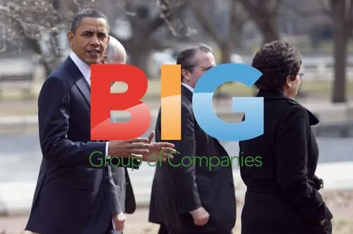 Obama Walks with White House Officials