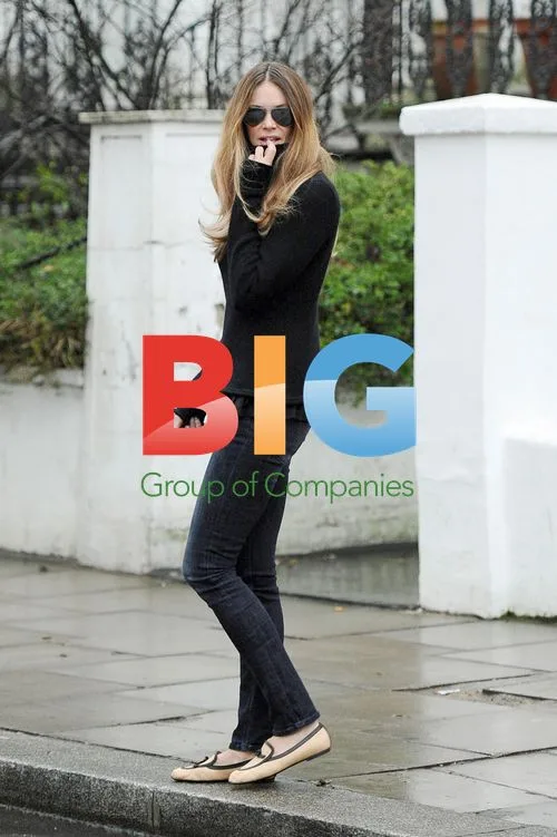 Celebs Elle Macpherson and Claudia Schiffer After School Run