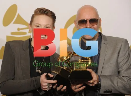 La Roux Pose with Grammy Awards