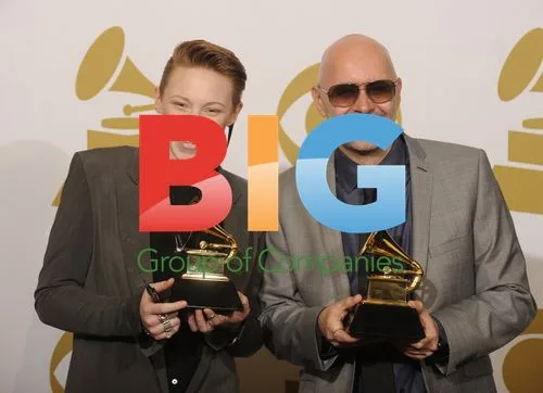 La Roux Accept Grammy Award