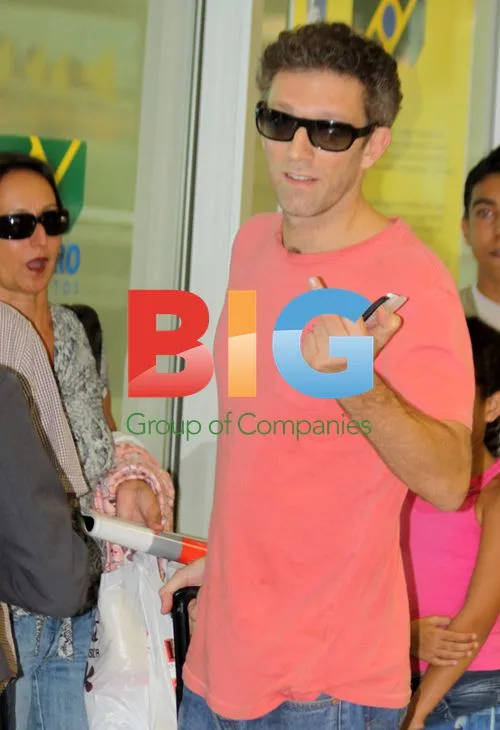 Vincent Cassel arrives in Rio flipping the bird