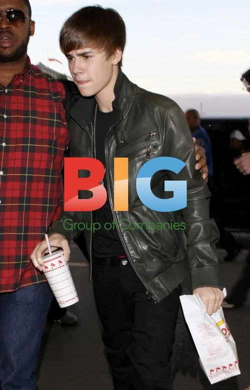 Justin Bieber Stops at In-N-Out Burger Before LAX