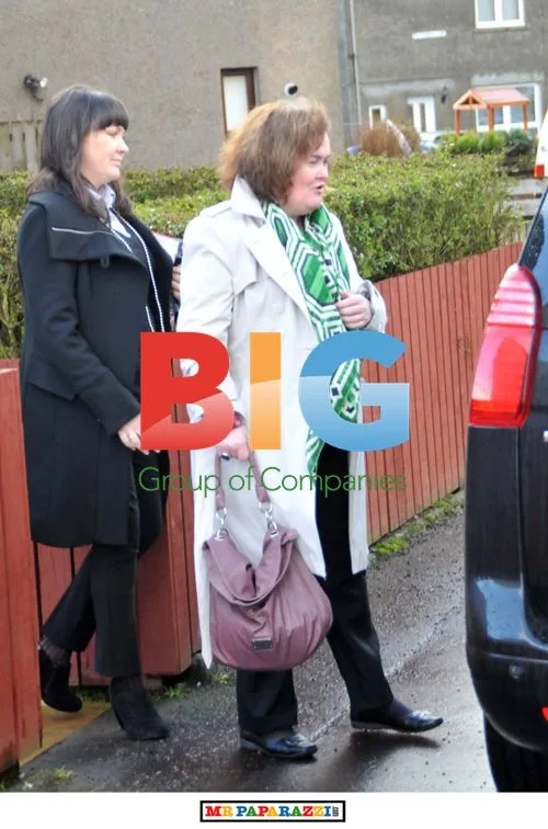 Susan Boyle Leaves Home, Greeted by Fan