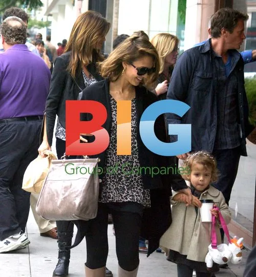 Jessica Alba and Cindy Crawford wearing same shirt