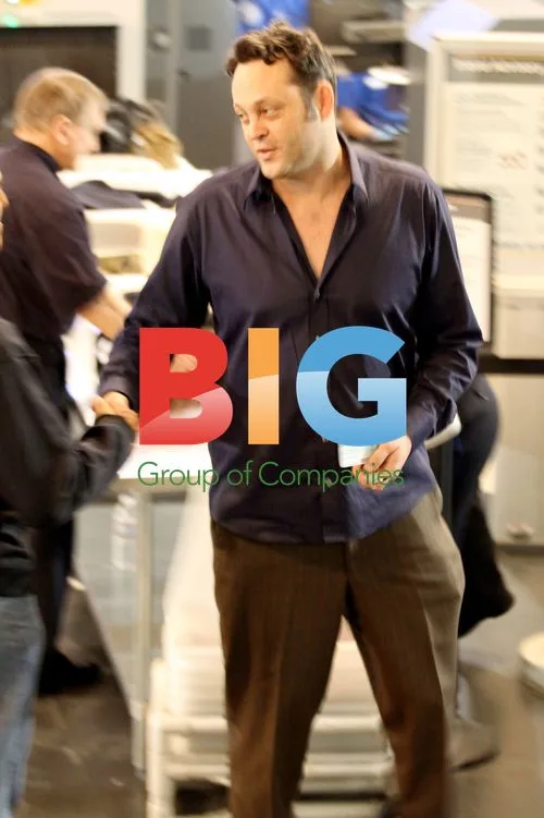 Vince Vaughn goes through LAX security