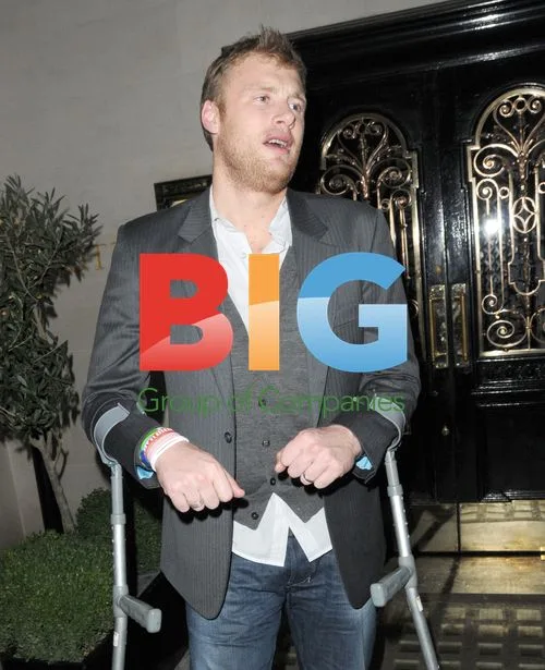 Freddie Flintoff Leaves Restaurant on Crutches