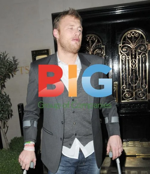 Freddie Flintoff Leaves Restaurant on Crutches