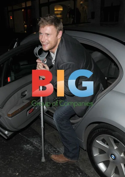 Freddie Flintoff Leaves Restaurant on Crutches