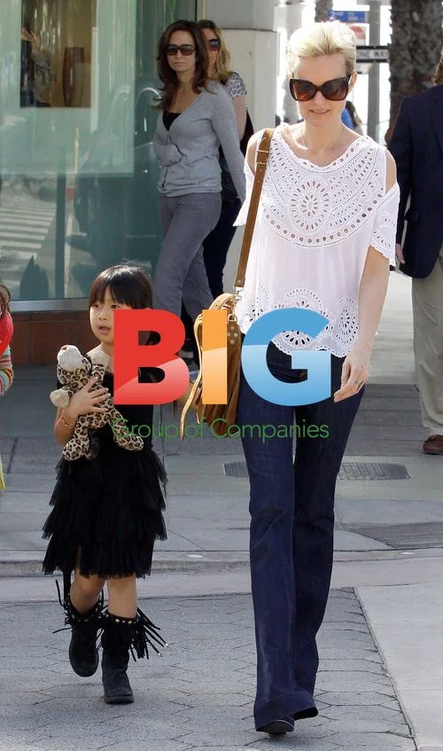 Laeticia Hallyday shopping with daughter