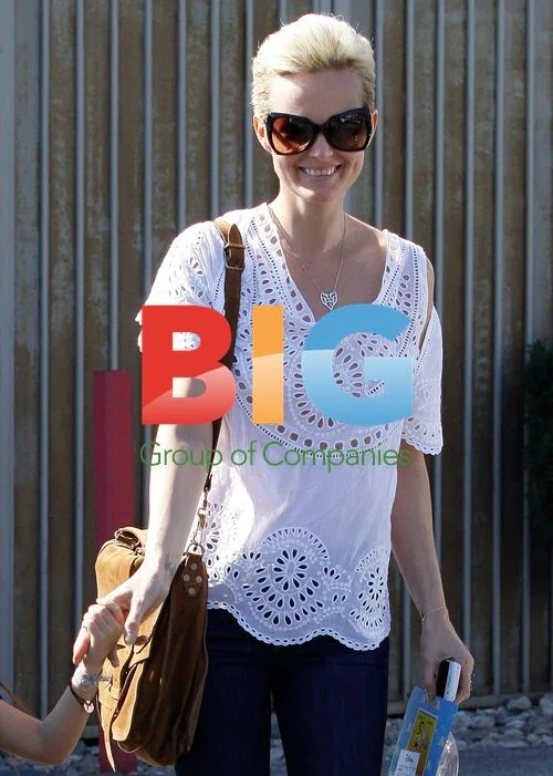 Laeticia Hallyday shopping with daughter Jade