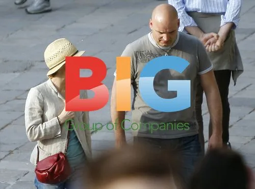 Vanessa Paradise shops with bodyguard in Venice