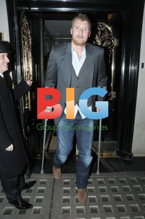 Freddie Flintoff leaves restaurant on crutches