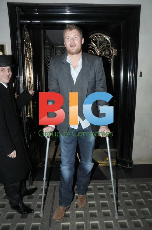 Freddie Flintoff Leaves Restaurant on Crutches
