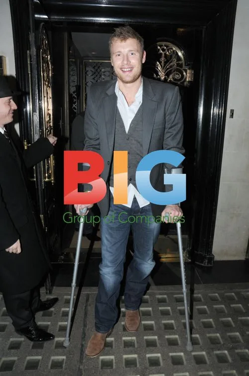 Freddie Flintoff Leaves Restaurant on Crutches
