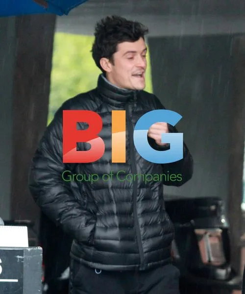 Orlando Bloom Collects Car from Valet