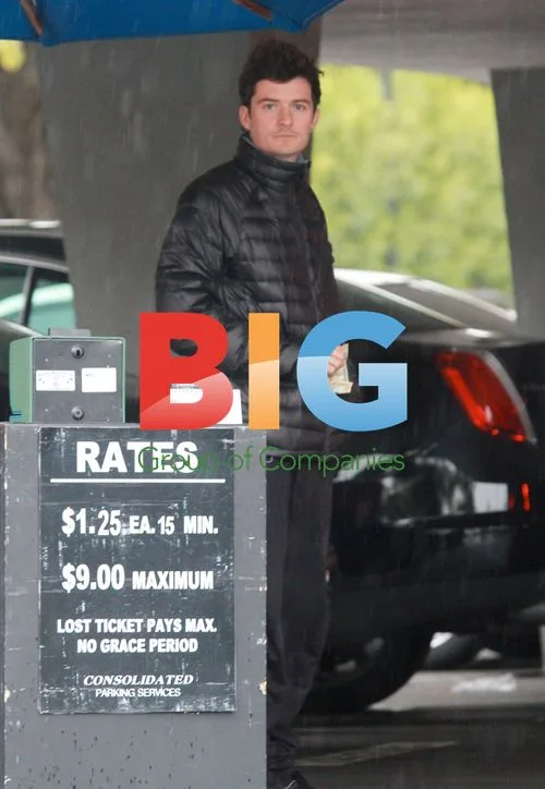Orlando Bloom Collects Car in Beverly Hills