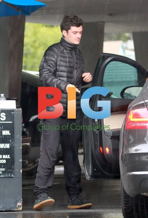 Orlando Bloom Collects Car From Valet