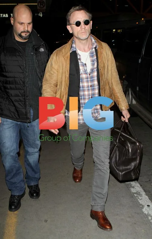 Daniel Craig at LAX with Bodyguard