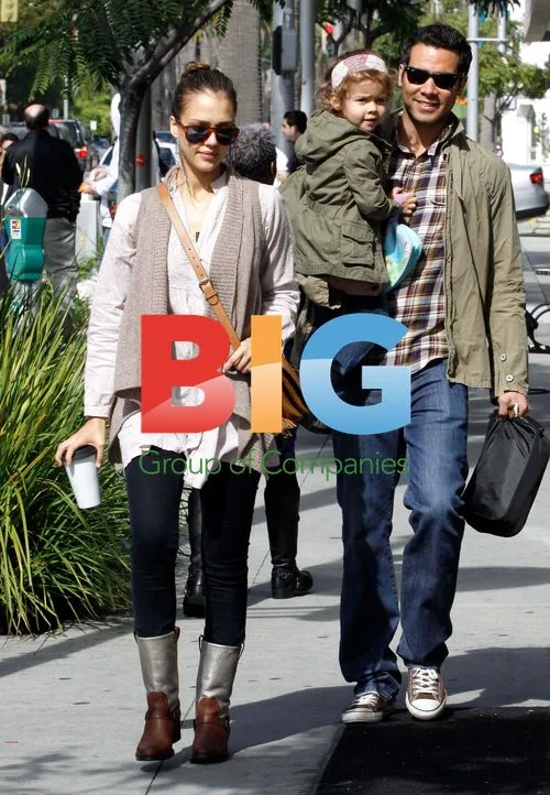 Jessica Alba and Family Breakfast